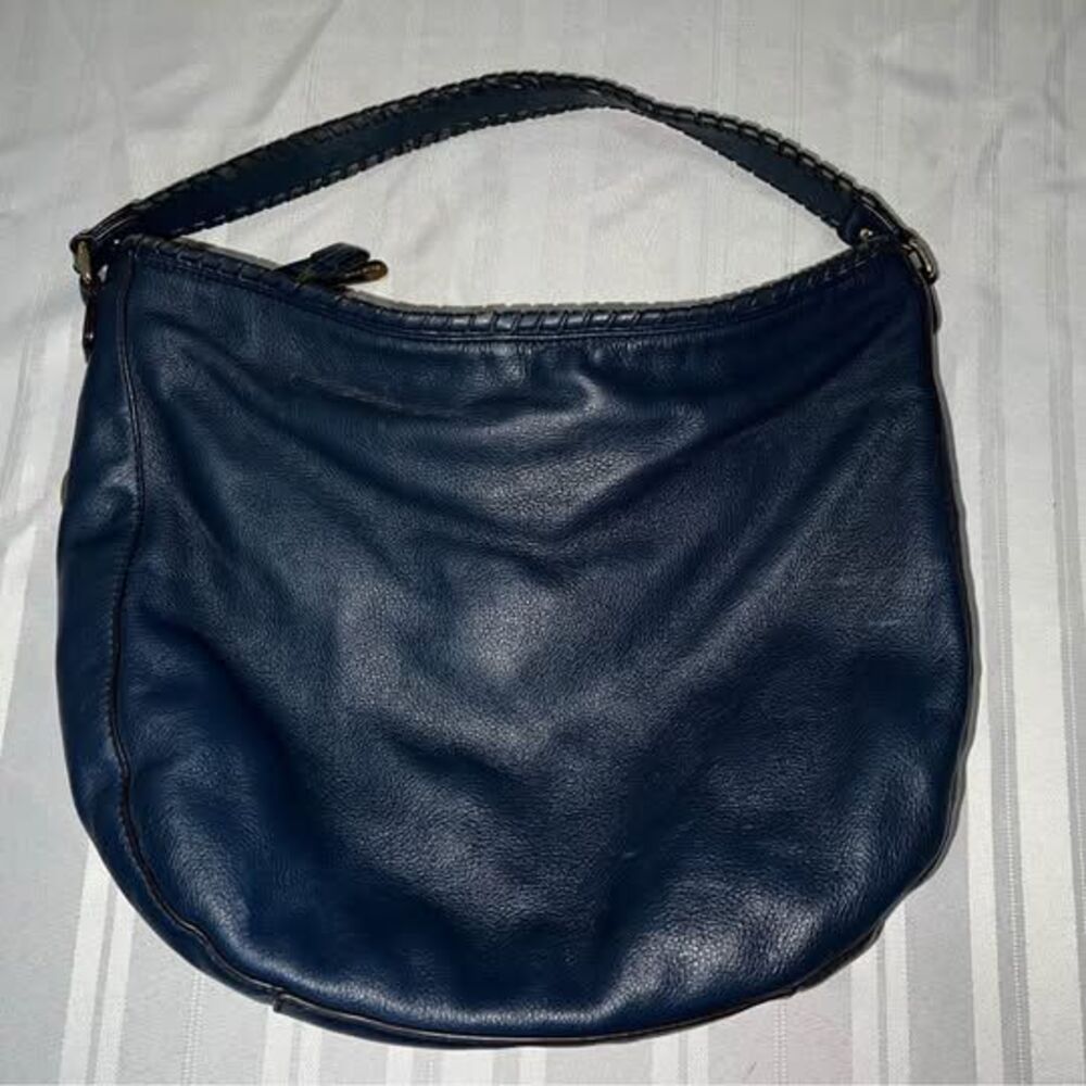 Michael Kors hobo bag in blue grain leather with gold-tone and a tassel detail. - Picture 2 of 4